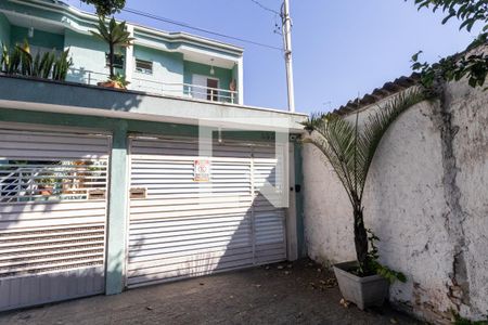 Casa à venda com 200m², 4 quartos e 4 vagas Casa à venda com 200m², 4 quartos e 4 vagasFachada