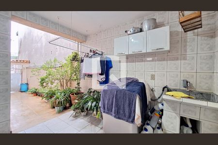 Casa à venda com 200m², 6 quartos e 2 vagas Casa à venda com 200m², 6 quartos e 2 vagasÁrea de Serviço