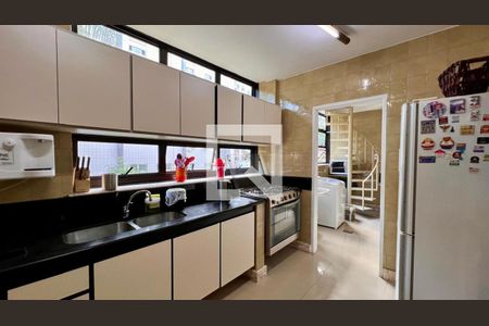 Apartamento à venda com 300m², 4 quartos e 4 vagas Apartamento à venda com 300m², 4 quartos e 4 vagascozinha