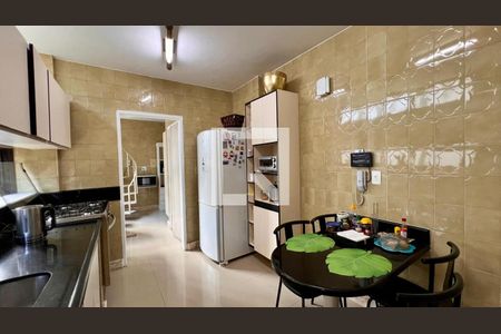 Apartamento à venda com 300m², 4 quartos e 4 vagas Apartamento à venda com 300m², 4 quartos e 4 vagasCozinha