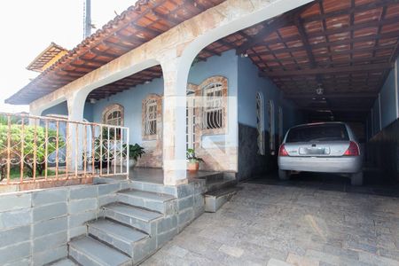 Casa à venda com 300m², 3 quartos e 3 vagas Casa à venda com 300m², 3 quartos e 3 vagasFachada