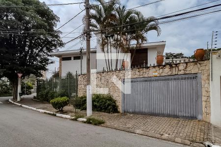 Casa à venda com 290m², 4 quartos e 6 vagas Casa à venda com 290m², 4 quartos e 6 vagasFachada