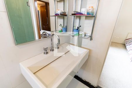 Casa à venda com 290m², 4 quartos e 6 vagas Casa à venda com 290m², 4 quartos e 6 vagasBanheiro da Suíte 1