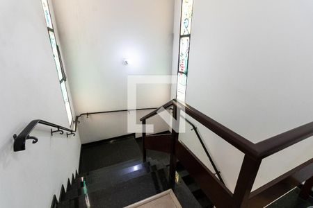 Casa à venda com 290m², 4 quartos e 6 vagas Casa à venda com 290m², 4 quartos e 6 vagasEscada
