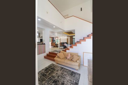 Casa à venda com 330m², 4 quartos e 3 vagas Casa à venda com 330m², 4 quartos e 3 vagasEscada