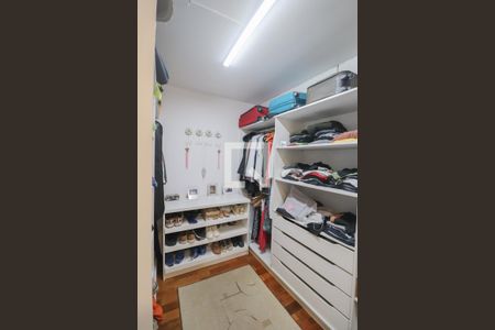 Casa à venda com 330m², 4 quartos e 3 vagas Casa à venda com 330m², 4 quartos e 3 vagasCloset do Quarto 1