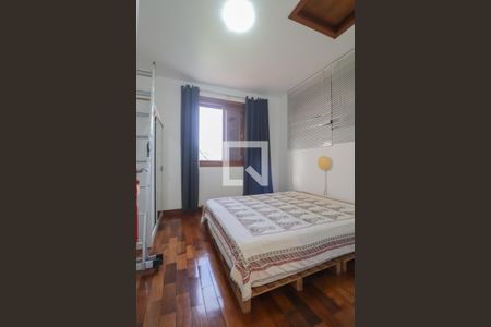 Casa à venda com 330m², 4 quartos e 3 vagas Casa à venda com 330m², 4 quartos e 3 vagasQuarto 4