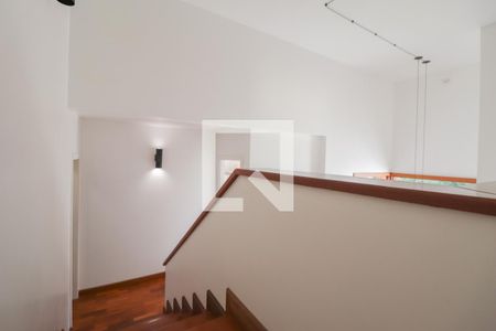 Casa à venda com 330m², 4 quartos e 3 vagas Casa à venda com 330m², 4 quartos e 3 vagasEscada