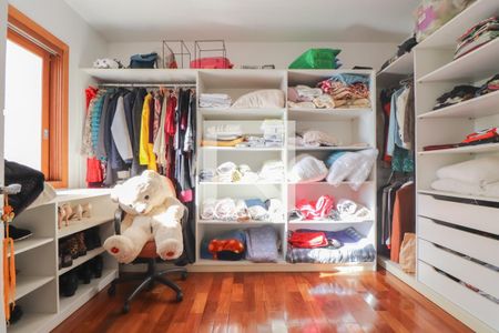 Casa à venda com 330m², 4 quartos e 3 vagas Casa à venda com 330m², 4 quartos e 3 vagasCloset do Quarto 2