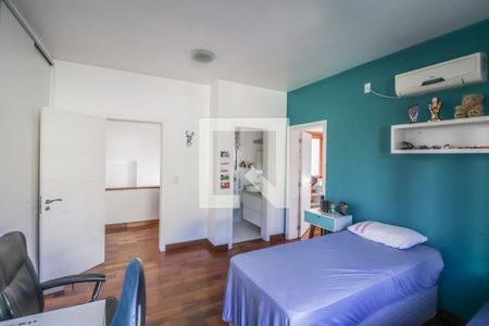 Casa à venda com 330m², 4 quartos e 3 vagas Casa à venda com 330m², 4 quartos e 3 vagasQuarto 2