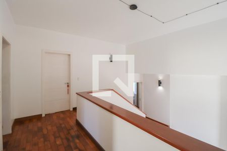 Casa à venda com 330m², 4 quartos e 3 vagas Casa à venda com 330m², 4 quartos e 3 vagasEscada