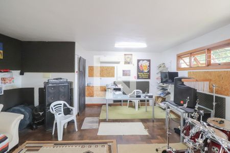 Casa à venda com 330m², 4 quartos e 3 vagas Casa à venda com 330m², 4 quartos e 3 vagasÁrea comum