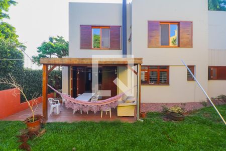 Casa à venda com 330m², 4 quartos e 3 vagas Casa à venda com 330m², 4 quartos e 3 vagasÁrea comum