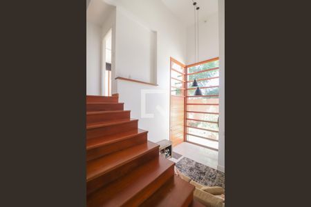 Casa à venda com 330m², 4 quartos e 3 vagas Casa à venda com 330m², 4 quartos e 3 vagasEscada