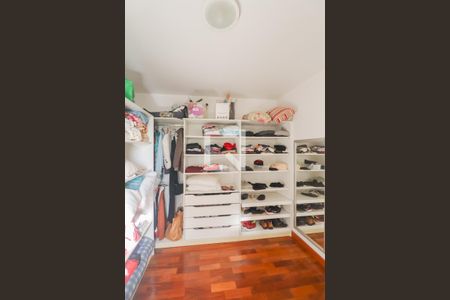 Casa à venda com 330m², 4 quartos e 3 vagas Casa à venda com 330m², 4 quartos e 3 vagasCloset do Quarto 2