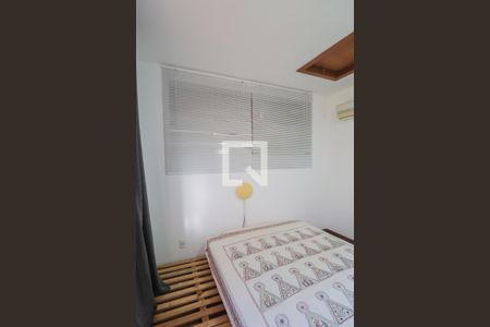 Casa à venda com 330m², 4 quartos e 3 vagas Casa à venda com 330m², 4 quartos e 3 vagasQuarto 4