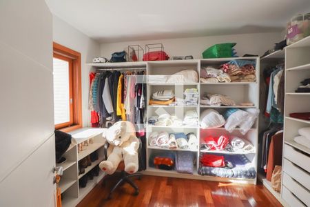 Casa à venda com 330m², 4 quartos e 3 vagas Casa à venda com 330m², 4 quartos e 3 vagasCloset do Quarto 2