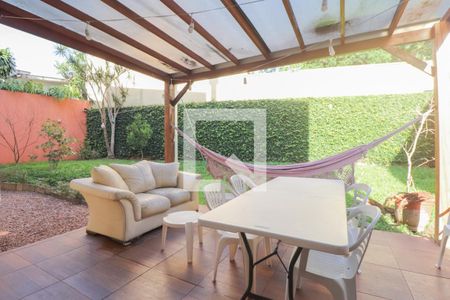 Casa à venda com 330m², 4 quartos e 3 vagas Casa à venda com 330m², 4 quartos e 3 vagasÁrea Externa