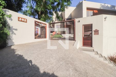 Casa à venda com 330m², 4 quartos e 3 vagas Casa à venda com 330m², 4 quartos e 3 vagasFachada