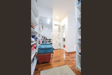 Casa à venda com 330m², 4 quartos e 3 vagas Casa à venda com 330m², 4 quartos e 3 vagasCloset do Quarto 1