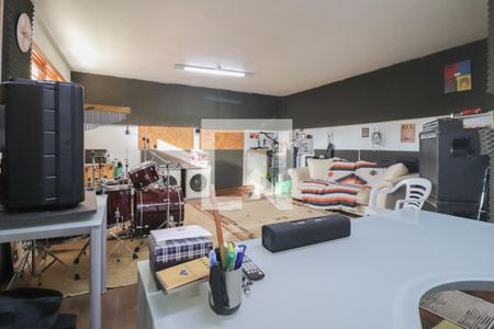 Casa à venda com 330m², 4 quartos e 3 vagas Casa à venda com 330m², 4 quartos e 3 vagasÁrea comum