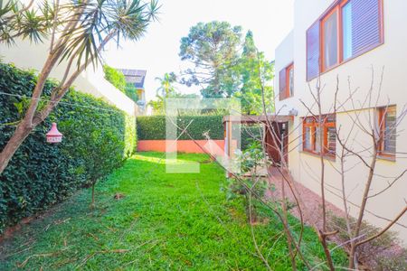 Casa à venda com 330m², 4 quartos e 3 vagas Casa à venda com 330m², 4 quartos e 3 vagasÁrea comum