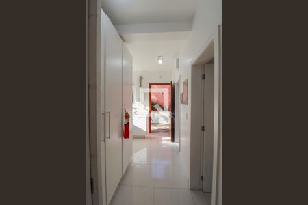 Casa à venda com 330m², 4 quartos e 3 vagas Casa à venda com 330m², 4 quartos e 3 vagasHall