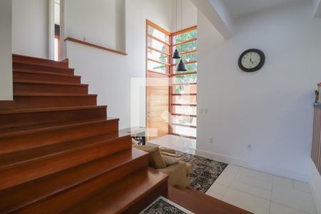 Casa à venda com 330m², 4 quartos e 3 vagas Casa à venda com 330m², 4 quartos e 3 vagasEscada