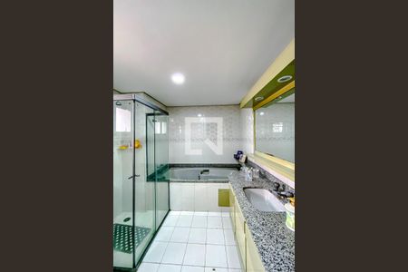 Apartamento à venda com 227m², 3 quartos e 3 vagasBanheiro da Suíte 4