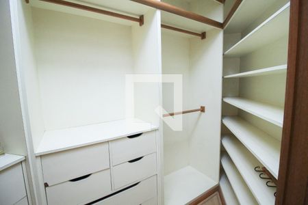 Apartamento à venda com 226m², 4 quartos e 3 vagas Apartamento à venda com 226m², 4 quartos e 3 vagasCloset /Suíte 1
