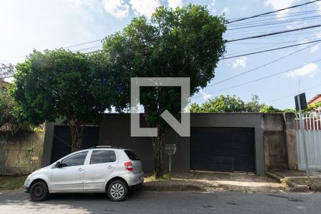 Casa à venda com 360m², 3 quartos e 6 vagas Casa à venda com 360m², 3 quartos e 6 vagasFachada