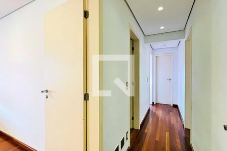 Apartamento à venda com 194m², 4 quartos e 3 vagas Apartamento à venda com 194m², 4 quartos e 3 vagasCorredor dos Dormitórios