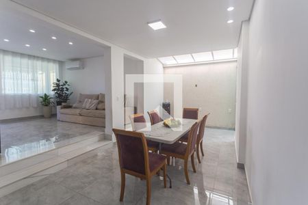 Casa à venda com 210m², 3 quartos e 2 vagas Casa à venda com 210m², 3 quartos e 2 vagasCopa