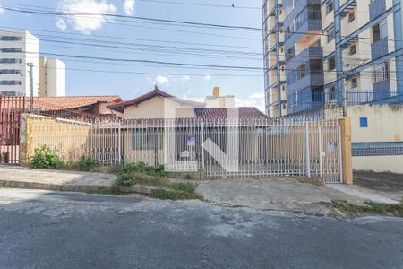 Casa à venda com 210m², 3 quartos e 2 vagas Casa à venda com 210m², 3 quartos e 2 vagasFachada