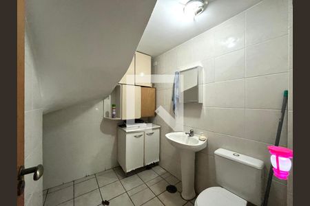 Casa à venda com 81m², 2 quartos e 2 vagas Casa à venda com 81m², 2 quartos e 2 vagasBanheiro do Porão