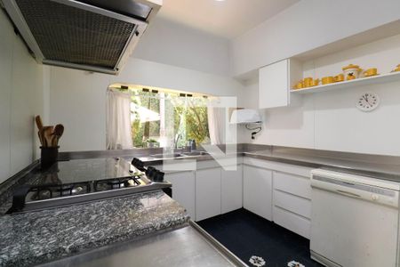 Casa à venda com 421m², 4 quartos e 4 vagas Casa à venda com 421m², 4 quartos e 4 vagasCozinha