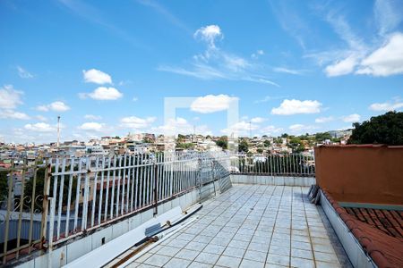 Casa à venda com 300m², 1 quarto e 4 vagas Casa à venda com 300m², 1 quarto e 4 vagasTerraço