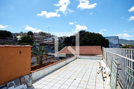 Casa à venda com 300m², 1 quarto e 4 vagas Casa à venda com 300m², 1 quarto e 4 vagasTerraço