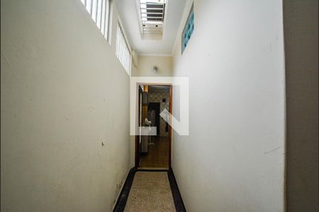 Casa à venda com 338m², 4 quartos e 6 vagas Casa à venda com 338m², 4 quartos e 6 vagasCorredor