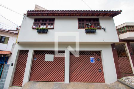 Casa à venda com 231m², 3 quartos e 2 vagasFachada