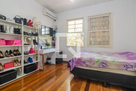 Casa à venda com 418m², 6 quartos e 6 vagas Casa à venda com 418m², 6 quartos e 6 vagasQuarto 4