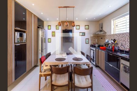 Casa à venda com 210m², 3 quartos e 4 vagas