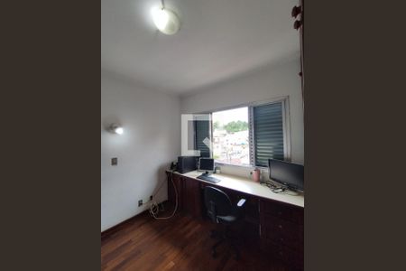 Casa à venda com 150m², 3 quartos e 4 vagasQuarto com mesa de escritório