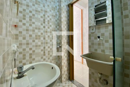 Banheiro de kitnet/studio para alugar com 1 quarto, 25m² em Santa Teresa, Rio de Janeiro
