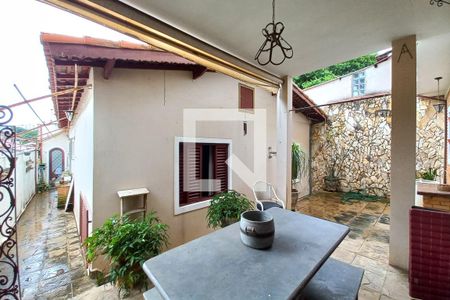 Casa à venda com 247m², 4 quartos e 4 vagas Casa à venda com 247m², 4 quartos e 4 vagasFachada Prédio Fundos