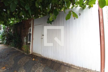 Casa à venda com 247m², 4 quartos e 4 vagas Casa à venda com 247m², 4 quartos e 4 vagasFachada