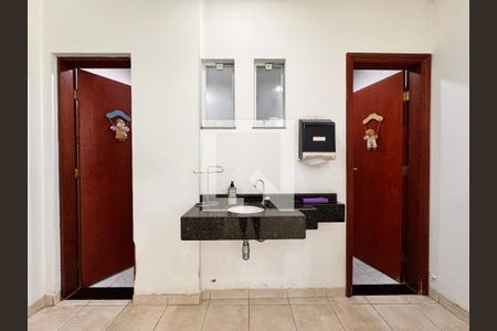Casa à venda com 539m², 4 quartos e 5 vagas Casa à venda com 539m², 4 quartos e 5 vagasBanheiro salão de festas