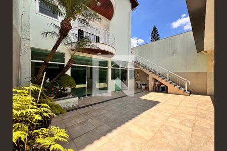 Casa à venda com 539m², 4 quartos e 5 vagas Casa à venda com 539m², 4 quartos e 5 vagasQuintal