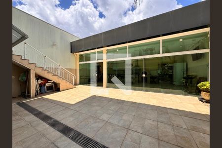 Casa à venda com 539m², 4 quartos e 5 vagas Casa à venda com 539m², 4 quartos e 5 vagasQuintal