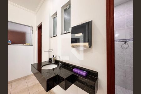 Casa à venda com 539m², 4 quartos e 5 vagas Casa à venda com 539m², 4 quartos e 5 vagasBanheiro salão de festas